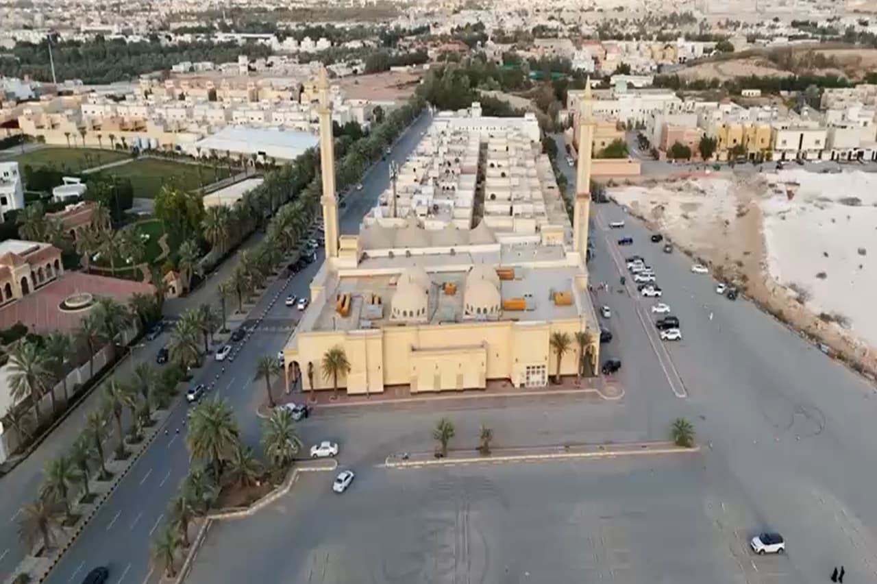من مائدة الإفطار إلى صفوف الصلاة”.. جامع الشيخ محمد الراجحي بالرفيعة يجسد روحانية العطاء الرمضاني
