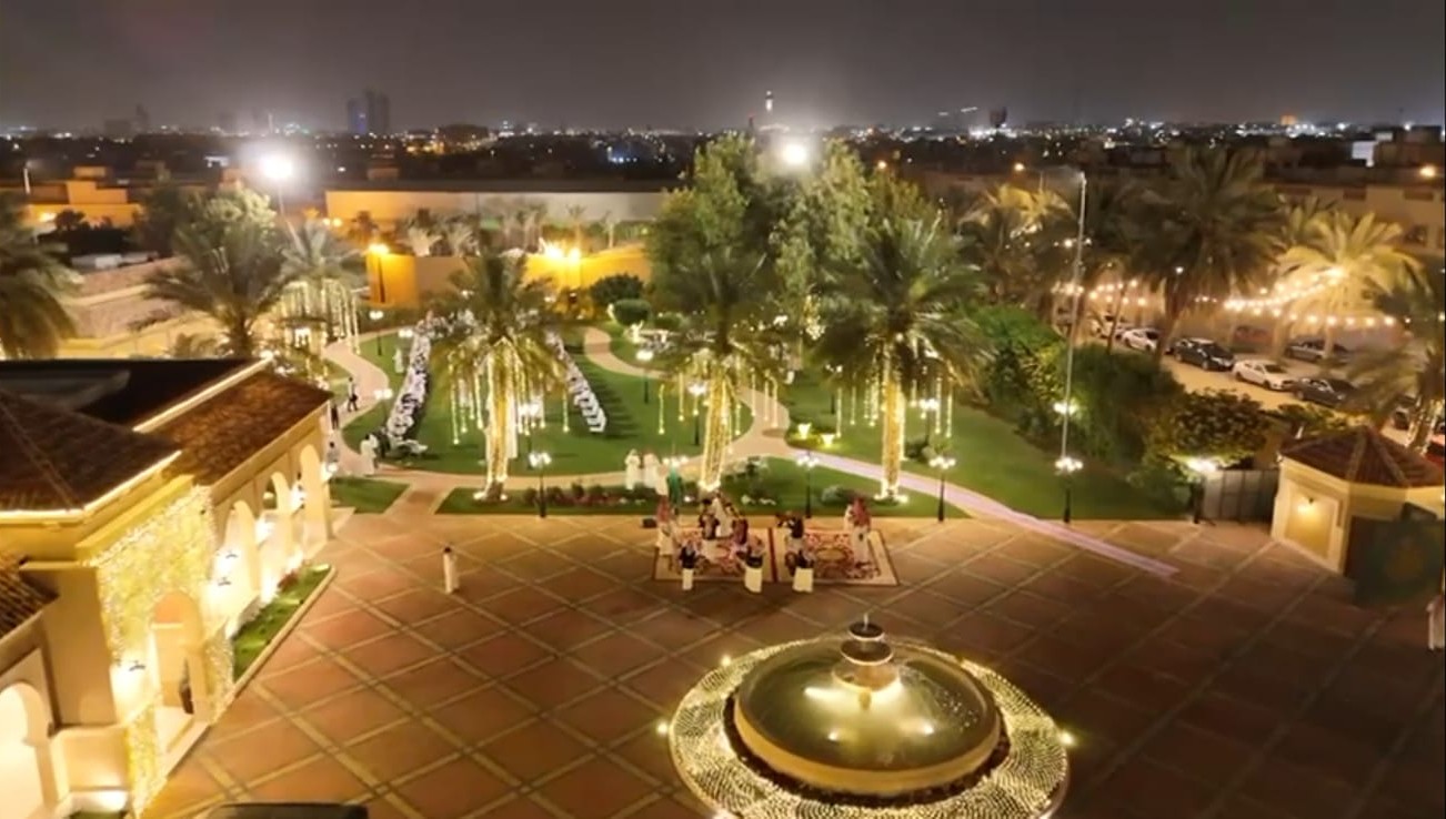 في أجواء يسودها الفرح والتآلف.. حفل معايدة يجمع الجيران والأصدقاء في قصر الشيخ محمد الراجحي رحمه الله