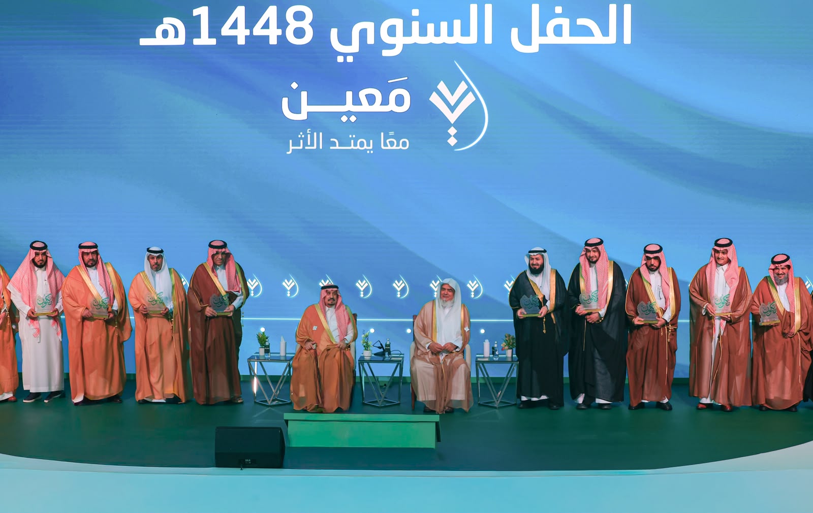 أمير الرياض يكرم أوقاف الشيخ محمد الراجحي لدعمها جمعية “مكنون”